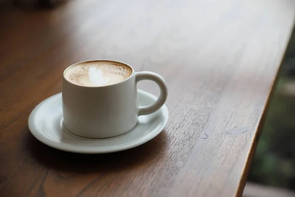 Kahve Dükkanının Ahşap Masasındaki Sütten Yapılmış Kapuçino Latte Sanat Kahvesi — Stok fotoğraf