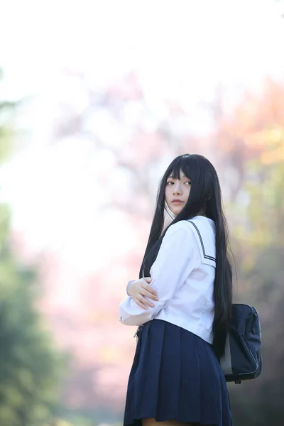 Escola Japonesa Menina Vestido Olhando Sakura Flor Natureza Passarela — Fotografia de Stock