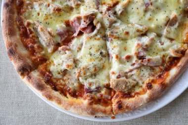 Pizza jambon pastırma peynir ve domates sos ile