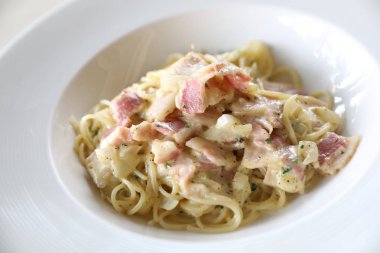 Spagetti carbonara beyaz sos sosis ve peynir ile