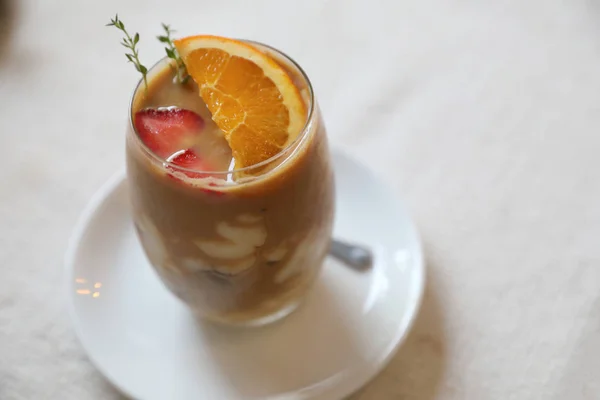 Eiskaffee Latte Mit Orangenmischung Nahaufnahme — Stockfoto