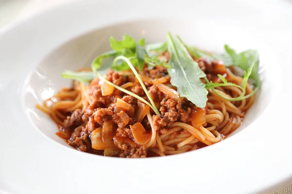 Spagetti Bolognese Darált Marhahússal Paradicsommártással Parmezános Sajttal Bazsalikommal Díszítve Olasz — Stock Fotó