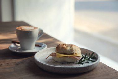 Simit jambon peynir kafede ahşap arka plan üzerinde kapat 