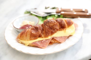 Sandviç jambon ve peynir kafede beyaz masada