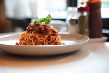 Spagetti Bolognese kıyma ve domates sosu ile süslenmiş 