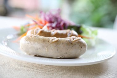 Izgara domuz sosisi çanak üzerinde Kapat