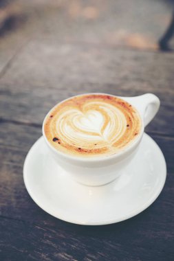 Cappuccino kahve Kupası ahşap arka plan üzerinde