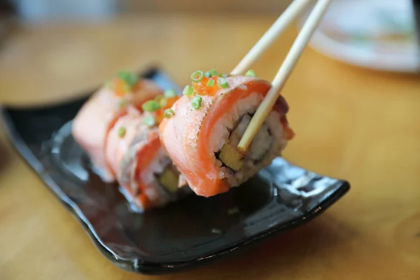 Ovo de salmão em rolo de sushi nigiri — Fotografia de Stock