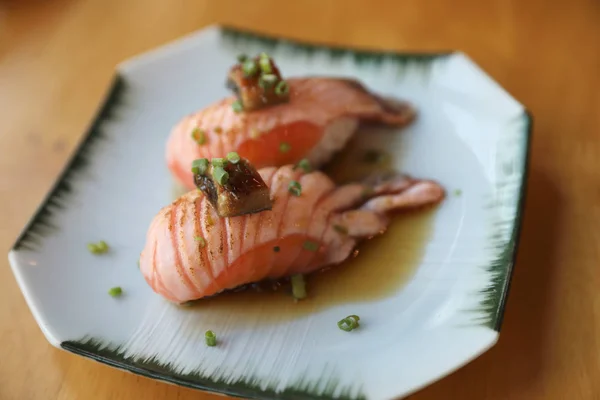 Gegrilde zalm sushi op houten achtergrond — Stockfoto