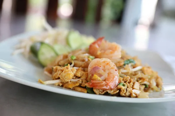 Garnalen pad Thaise noedels met garnalen op top, Thaise levensmiddelen — Stockfoto
