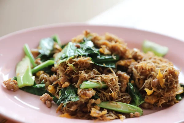 Gebratene Nudeln mit schwarzer Sojasauce thailändischem Essen umrühren — Stockfoto