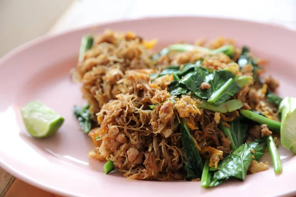 Smażony makaron z kuchni tajskiej czarny sos sojowy wymieszać — Zdjęcie stockowe
