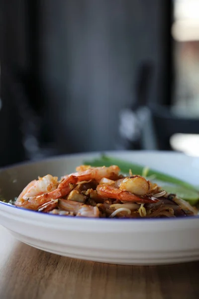 Pad thai with shrimp . Thai food on wood background — Stock Photo, Image