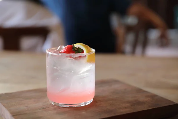 Jus de fraise avec soda sur fond de bois — Photo