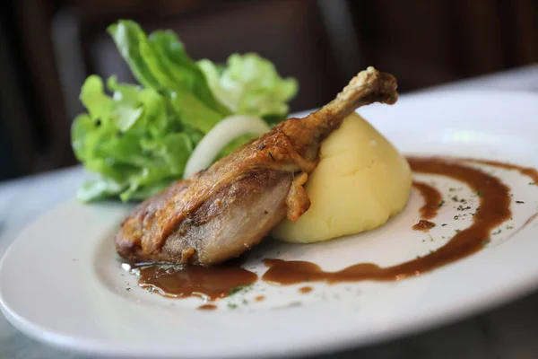 Confit de canard, Entenconfit mit Gemüse — Stockfoto