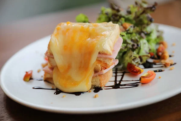 Sandwich al prosciutto e formaggio con insalata su fondo legno — Foto Stock