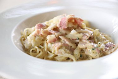 Spagetti carbonara beyaz sos sosis ve peynir ile