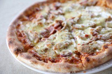 Pizza jambon pastırma peynir ve domates sos ile