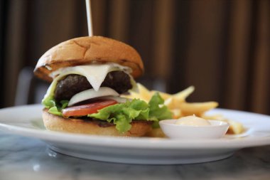 Kızartmalı sığır burger.