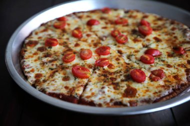 Ahşap arka plan üzerinde pizza kiraz domates