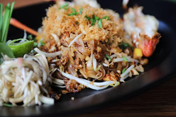 Fideos tailandeses con camarones en la parte superior, comida tailandesa — Foto de Stock