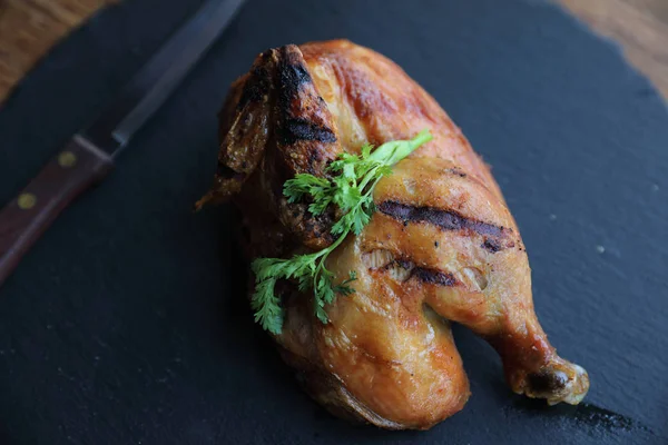 Pollo a la parrilla sobre fondo de madera plato negro —  Fotos de Stock
