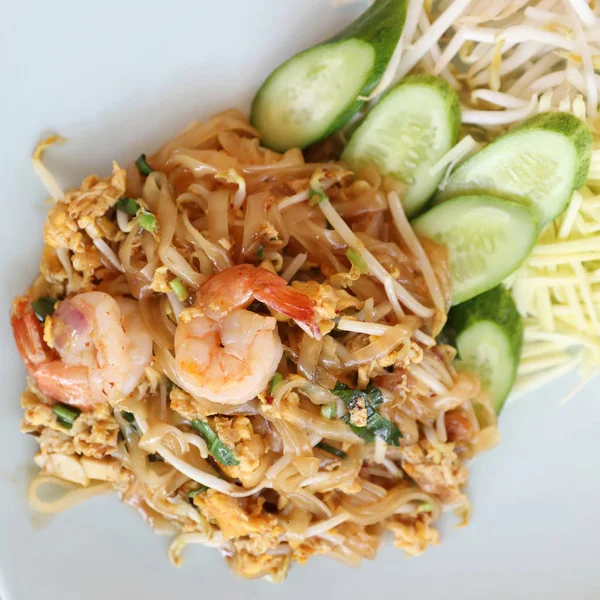 Garnalen pad Thaise noedels met garnalen op top, Thaise levensmiddelen — Stockfoto