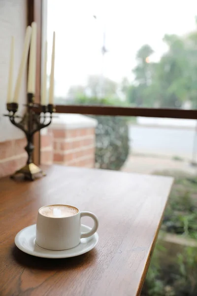 Cappuccino eller Latte art kaffe mjölk på tabellen trä — Stockfoto