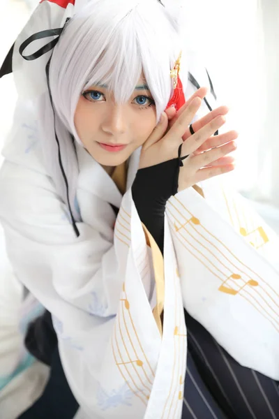 Japão anime cosplay, branco japonês miko no quarto tom branco — Fotografia de Stock