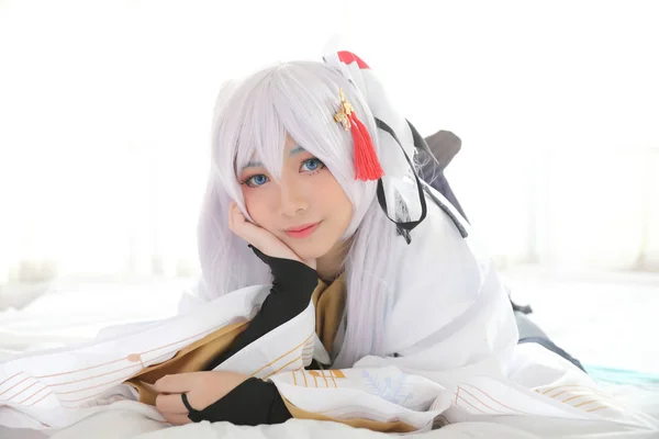 Japan anime cosplay, witte Japanse miko in witte Toon kamer — Stockfoto