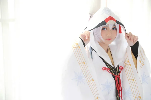 जापान मोबाइल फोनों के लिए cosplay , सफेद जापानी miko में सफेद स्वर कमरे — स्टॉक फ़ोटो, इमेज