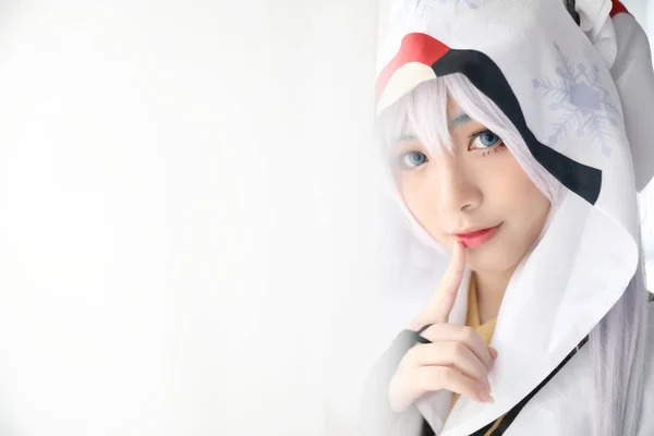 Japón anime cosplay, blanco japonés miko en blanco tono habitación — Foto de Stock