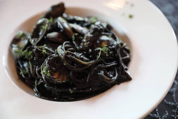 Spaghetti seafood with squid ink , Italian food — Stock Photo, Image