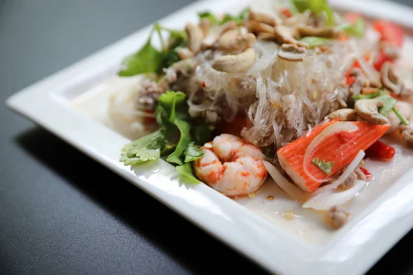 Insalata piccante di tagliatelle di vetro, cibo tailandese — Foto Stock