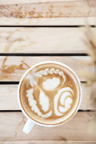 Cappuccino au café Latte art à base de lait sur la table en bois — Photo