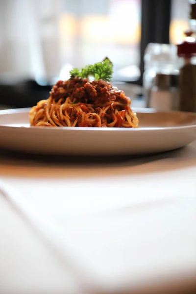 Espaguetis Boloñesa con carne picada y salsa de tomate adornada —  Fotos de Stock