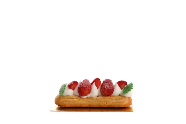 Choux Creme mit Erdbeere isoliert in weißem Hintergrund — Stockfoto