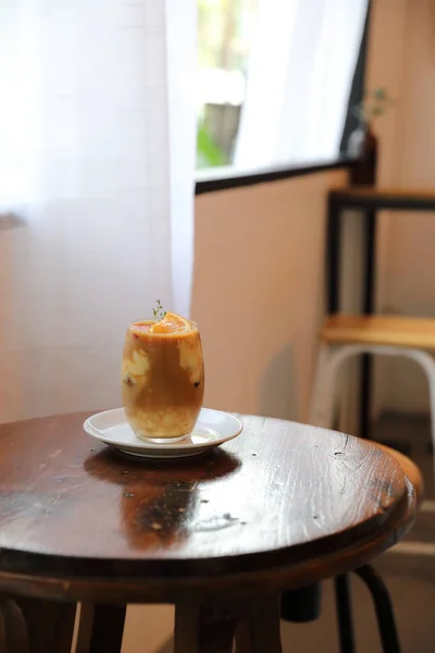 Yakın portakal karışımı ile kahve latte buzlu — Stok fotoğraf