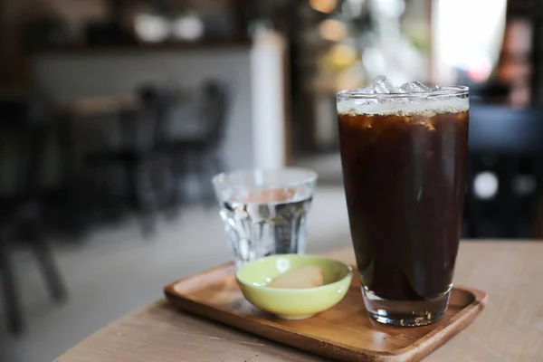 Caffè nero ghiacciato sulla caffetteria — Foto Stock