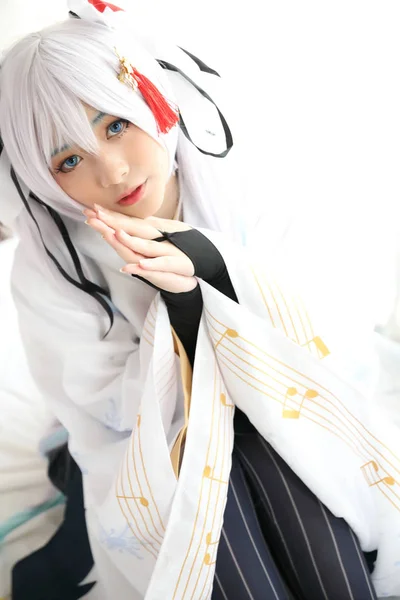 Japão anime cosplay, branco japonês miko no quarto tom branco — Fotografia de Stock