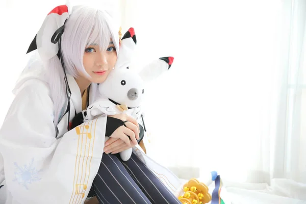 화이트 톤 룸에서 일본 애니메이션 코스 프레, 흰색 일본 미 코 — 스톡 사진