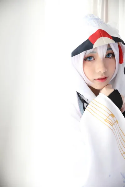 白いトーン ルームで日本アニメ コスプレ、白い日本巫女 — ストック写真