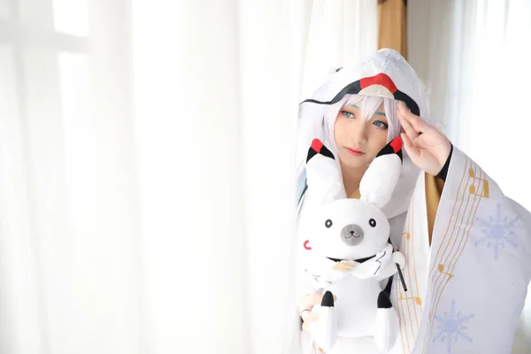 Japan anime cosplay, witte Japanse miko in witte Toon kamer — Stockfoto