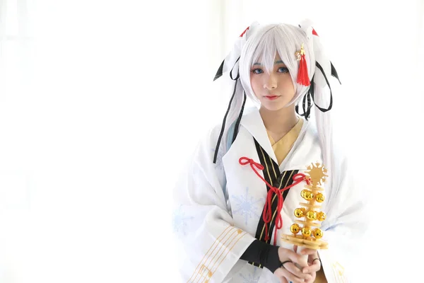 Japan anime cosplay, weiße japanische miko im weißen tonraum — Stockfoto