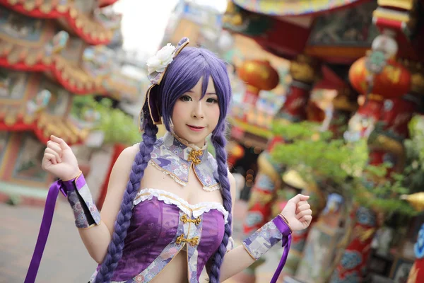 Porträtt av asiatisk ung kvinna med lila kinesisk klänning cosplay — Stockfoto