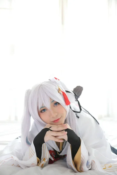 Japan anime cosplay, witte Japanse miko in witte Toon kamer — Stockfoto