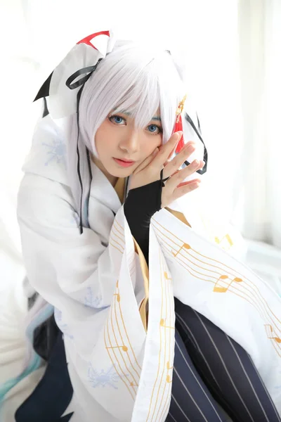 화이트 톤 룸에서 일본 애니메이션 코스 프레, 흰색 일본 미 코 — 스톡 사진
