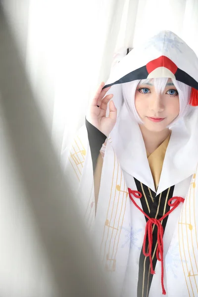 Japão anime cosplay, branco japonês miko no quarto tom branco — Fotografia de Stock