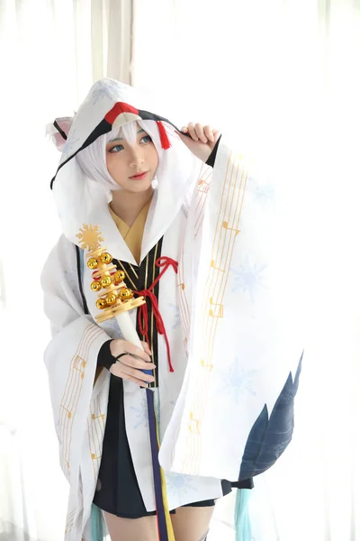 白いトーン ルームで日本アニメ コスプレ、白い日本巫女 — ストック写真