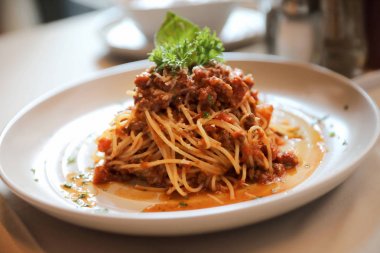 Spagetti Bolognese kıyma ve domates sosu ile süslenmiş 